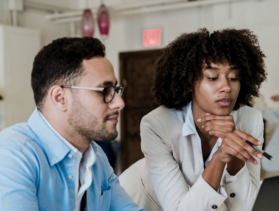 Duas pessoas analisando dados de captação em uma reunião
