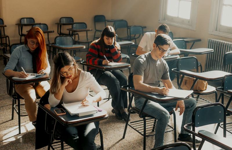 Estudantes concentrados em prova em sala de aula